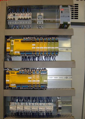 Interior de cuadro de control para sistema de seguridades